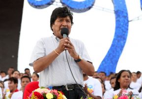 Rosario y Daniel celebran junto al pueblo 38 años de Revolución