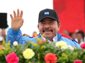 Rosario y Daniel celebran junto al pueblo 38 años de Revolución