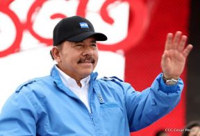 Rosario y Daniel celebran junto al pueblo 38 años de Revolución