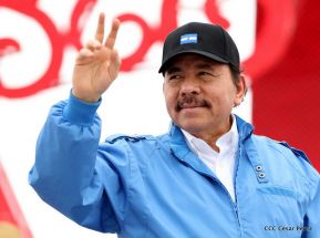 Rosario y Daniel celebran junto al pueblo 38 años de Revolución