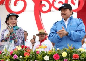 Rosario y Daniel celebran junto al pueblo 38 años de Revolución