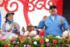 Rosario y Daniel celebran junto al pueblo 38 años de Revolución