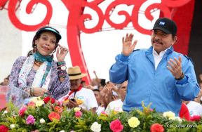 Rosario y Daniel celebran junto al pueblo 38 años de Revolución