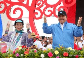 Rosario y Daniel celebran junto al pueblo 38 años de Revolución