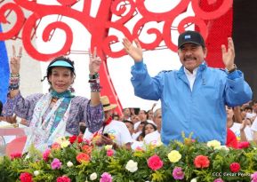 Rosario y Daniel celebran junto al pueblo 38 años de Revolución