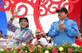 Rosario y Daniel celebran junto al pueblo 38 años de Revolución