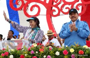 Rosario y Daniel celebran junto al pueblo 38 años de Revolución