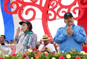 Rosario y Daniel celebran junto al pueblo 38 años de Revolución