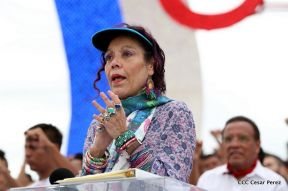 Rosario y Daniel celebran junto al pueblo 38 años de Revolución