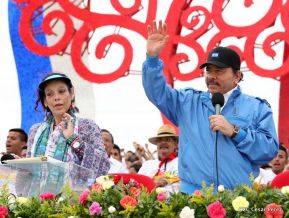 Rosario y Daniel celebran junto al pueblo 38 años de Revolución