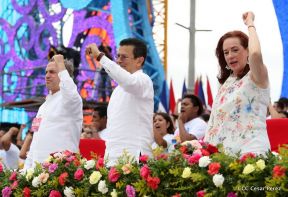 Rosario y Daniel celebran junto al pueblo 38 años de Revolución