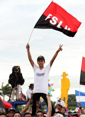 Rosario y Daniel celebran junto al pueblo 38 años de Revolución