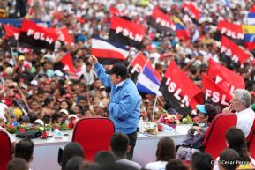 Rosario y Daniel celebran junto al pueblo 38 años de Revolución