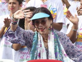 Rosario y Daniel celebran junto al pueblo 38 años de Revolución