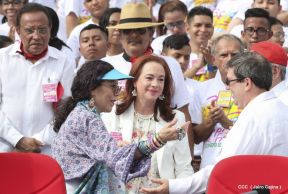 Rosario y Daniel celebran junto al pueblo 38 años de Revolución