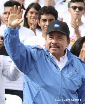 Rosario y Daniel celebran junto al pueblo 38 años de Revolución