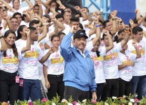 Rosario y Daniel celebran junto al pueblo 38 años de Revolución