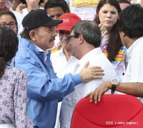 Rosario y Daniel celebran junto al pueblo 38 años de Revolución