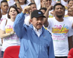 Rosario y Daniel celebran junto al pueblo 38 años de Revolución