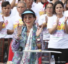 Rosario y Daniel celebran junto al pueblo 38 años de Revolución