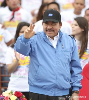 Rosario y Daniel celebran junto al pueblo 38 años de Revolución