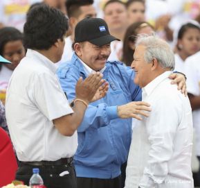 Rosario y Daniel celebran junto al pueblo 38 años de Revolución