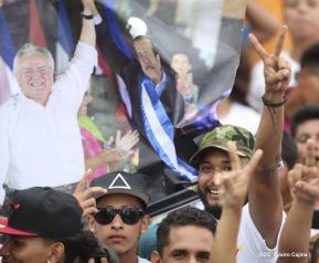 Rosario y Daniel celebran junto al pueblo 38 años de Revolución