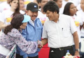 Rosario y Daniel celebran junto al pueblo 38 años de Revolución