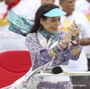 Rosario y Daniel celebran junto al pueblo 38 años de Revolución