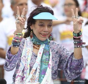 Rosario y Daniel celebran junto al pueblo 38 años de Revolución