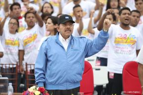 Rosario y Daniel celebran junto al pueblo 38 años de Revolución
