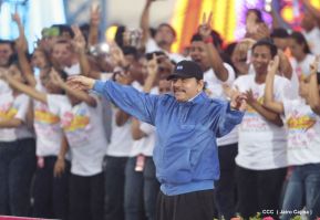 Rosario y Daniel celebran junto al pueblo 38 años de Revolución