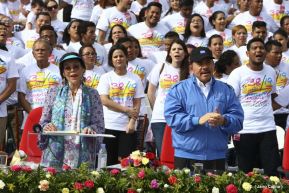 Rosario y Daniel celebran junto al pueblo 38 años de Revolución