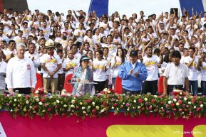 Rosario y Daniel celebran junto al pueblo 38 años de Revolución