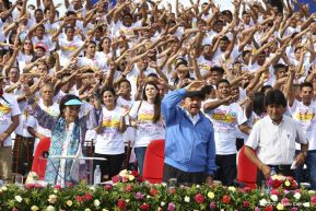 Rosario y Daniel celebran junto al pueblo 38 años de Revolución