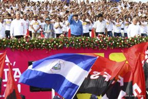 Rosario y Daniel celebran junto al pueblo 38 años de Revolución