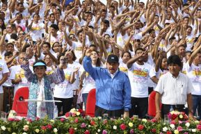 Rosario y Daniel celebran junto al pueblo 38 años de Revolución