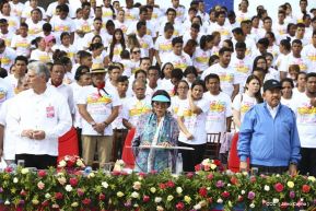 Rosario y Daniel celebran junto al pueblo 38 años de Revolución