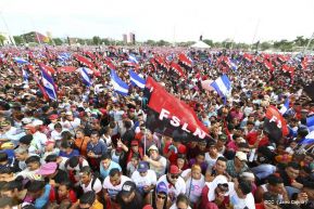Rosario y Daniel celebran junto al pueblo 38 años de Revolución