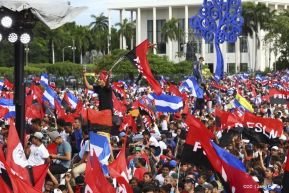 Rosario y Daniel celebran junto al pueblo 38 años de Revolución
