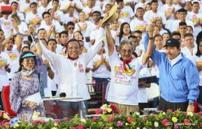 Rosario y Daniel celebran junto al pueblo 38 años de Revolución