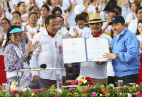 Rosario y Daniel celebran junto al pueblo 38 años de Revolución