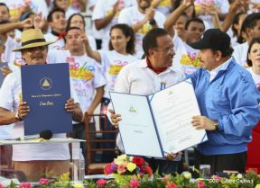 Rosario y Daniel celebran junto al pueblo 38 años de Revolución