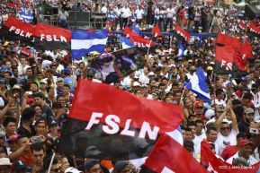 Rosario y Daniel celebran junto al pueblo 38 años de Revolución