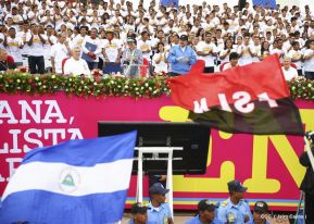 Rosario y Daniel celebran junto al pueblo 38 años de Revolución