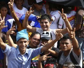 Rosario y Daniel celebran junto al pueblo 38 años de Revolución