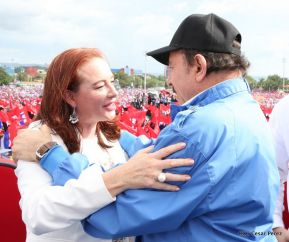 Rosario y Daniel celebran junto al pueblo 38 años de Revolución