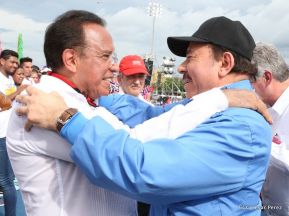 Rosario y Daniel celebran junto al pueblo 38 años de Revolución