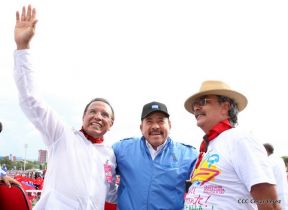 Rosario y Daniel celebran junto al pueblo 38 años de Revolución