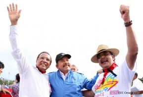 Rosario y Daniel celebran junto al pueblo 38 años de Revolución